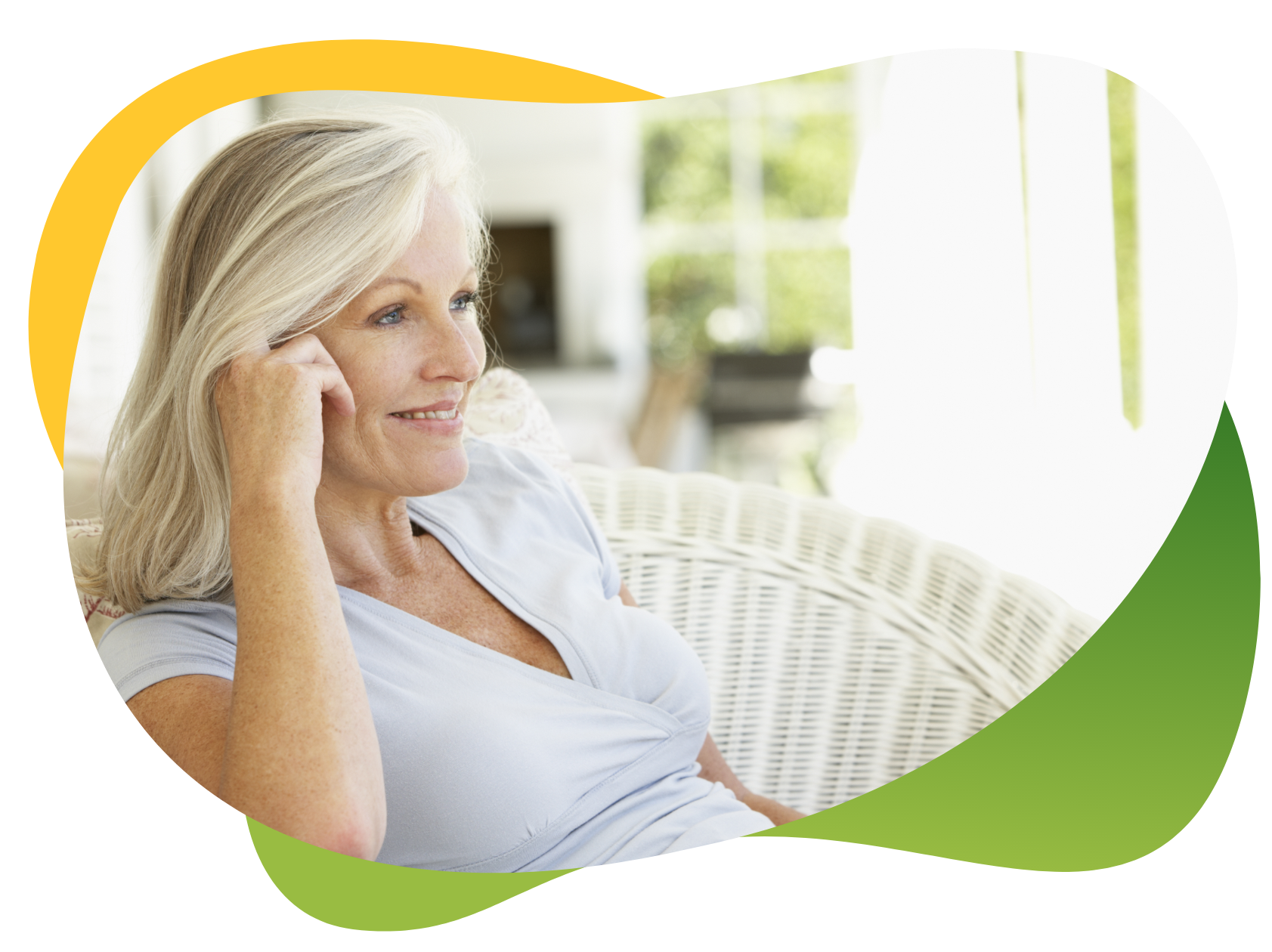 Spokojná žena v strednom veku sedí v kresle vo svojej útulnej obývačke a telefonuje