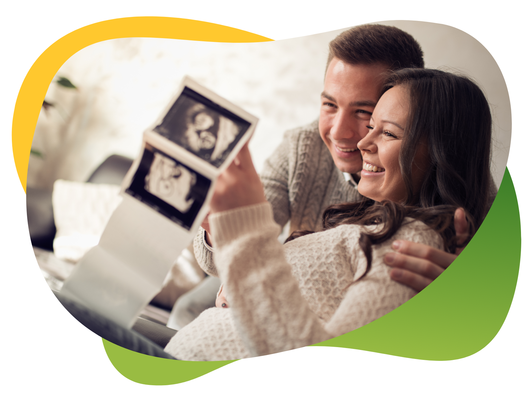 Rodičia si prezerajú ultrazvukové snímky dieťatka