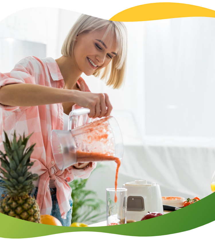 Blondínka s účesom bob si pripravuje smoothie z ananásu a rôznych druhov ovocia